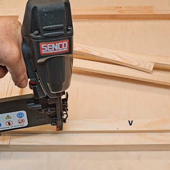 Vægdrivhus lille: Stift falslister fast (V) på bagsiden af vinduesrammerne Vægdrivhus lille: Stift falslister fast (V) på bagsiden af vinduesrammerne